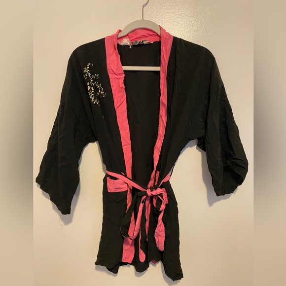Vintage black and pink embroidered short robe - Picture 8 of 9